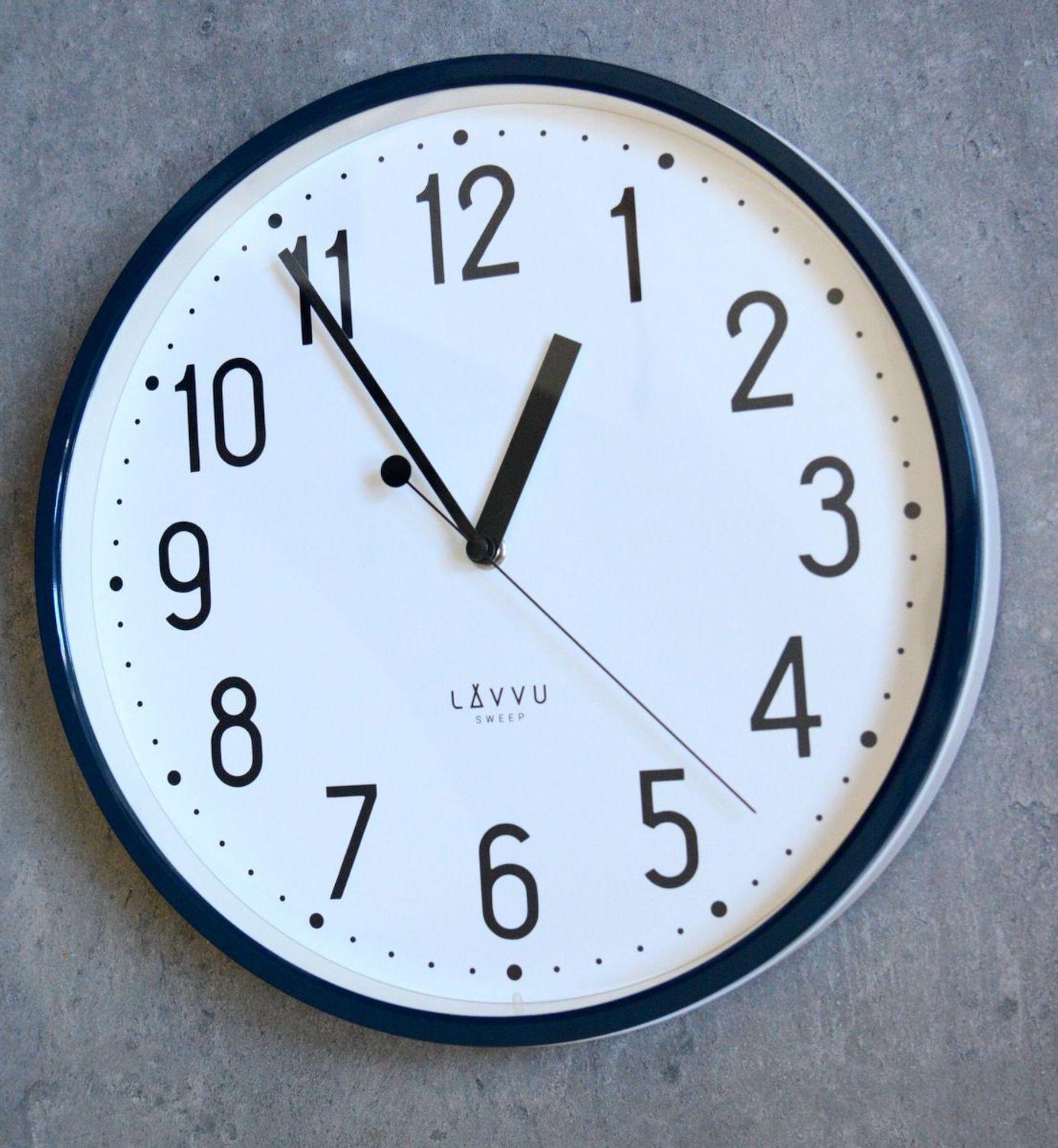 Zegar ścienny LAVVU granatowy z płynącym sekundnikiem 30 cm LCS3002. Granatowy zegar PASTELS SWEEP . Zegar z płynącym sekundnikiem.  Zegarek ścienny z cichym mechanizmem. Ścienny zegar do pokoju. Zegar ścienny LAVVU na prezent.1.jpg