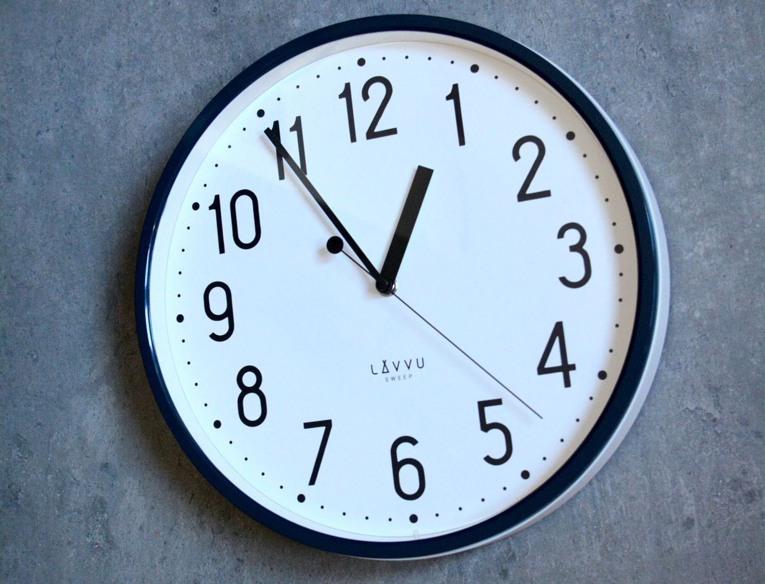 Zegar ścienny LAVVU granatowy z płynącym sekundnikiem 30 cm LCS3002. Granatowy zegar PASTELS SWEEP . Zegar z płynącym sekundnikiem.  Zegarek ścienny z cichym mechanizmem. Ścienny zegar do pokoju. Zegar ścienny LAVVU na prezent.1.jpg