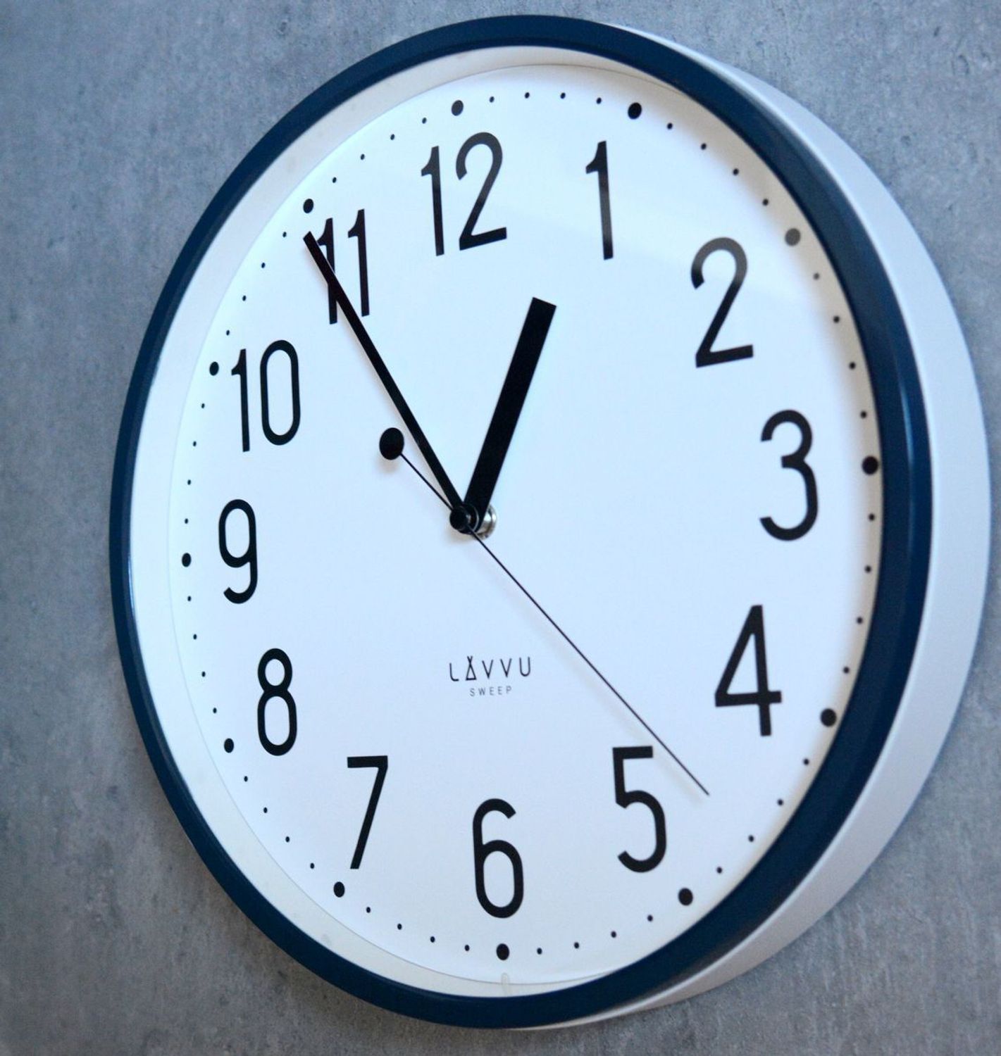 Zegar ścienny LAVVU granatowy z płynącym sekundnikiem 30 cm LCS3002. Granatowy zegar PASTELS SWEEP . Zegar z płynącym sekundnikiem.  Zegarek ścienny z cichym mechanizmem. Ścienny zegar do pokoju. Zegar ścienny LAVVU na prezent.1.jpg