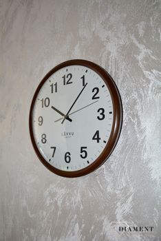 Zegar ścienny okrągły Lavvu brązowy LCS4041 ✅ Zegar ścienny w jasnych kolorach z wyraźną białą tarczą oraz plastikową, brązową obudową. ✅ (6).JPG