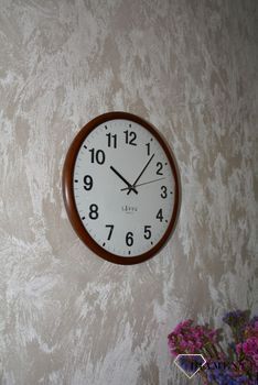 Zegar ścienny okrągły Lavvu brązowy LCS4041 ✅ Zegar ścienny w jasnych kolorach z wyraźną białą tarczą oraz plastikową, brązową obudową. ✅ (7).JPG