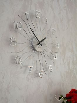 Zegar ścienny 49cm z kryształkami Cristal LAVVU srebrny LCT1220. Efektowny zegar ścienny do salonu. Kolor srebrny. Metalowe promienie. Mechanizm kwarcowy. Świetna ozdoba każdego nowoczesnego wnętrza (8).JPG
