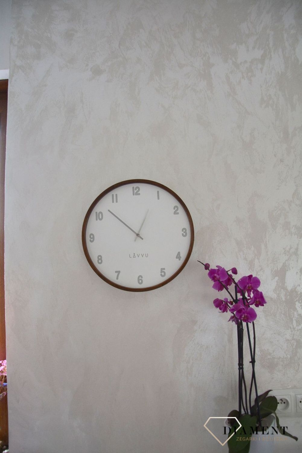 Zegar ścienny okrągły drewniany z białą tarczą LCT4061.jpg