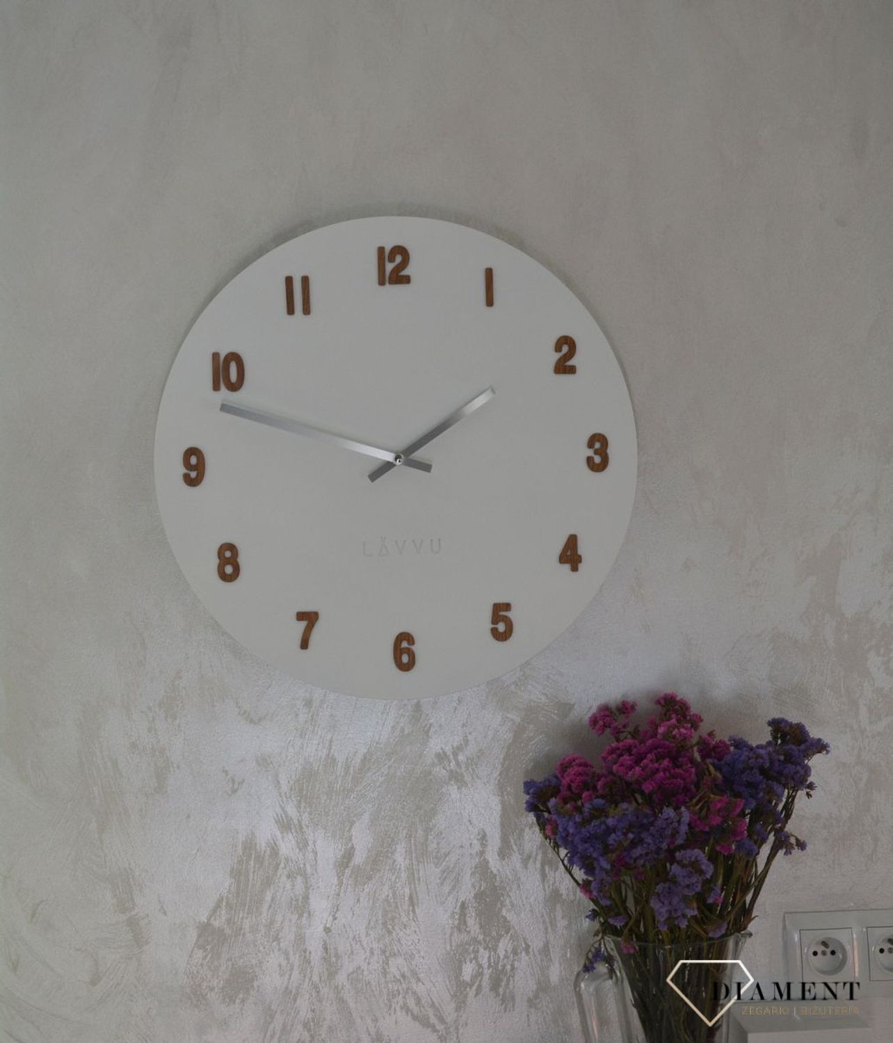 Zegar ścienny okrągły w białym kolorze z dodatkiem drewna LCT4070.jpg