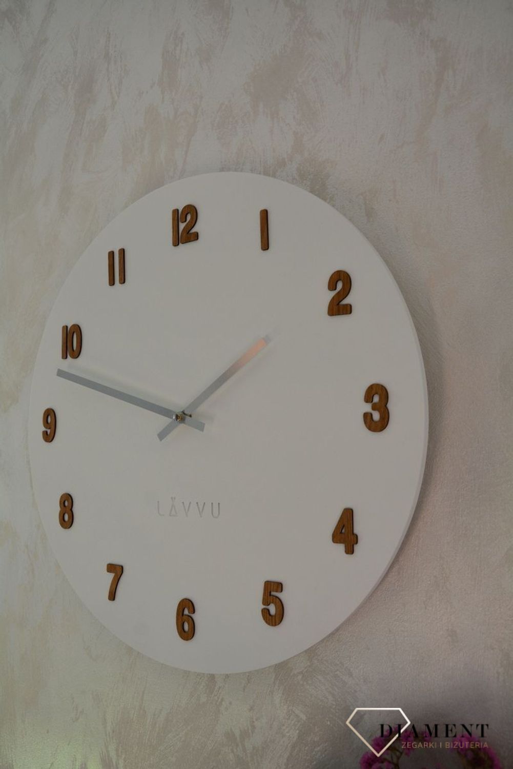 Zegar ścienny okrągły w białym kolorze z dodatkiem drewna LCT4070.jpg