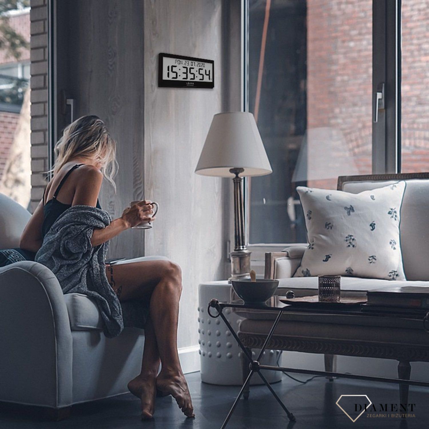 Zegar cyfrowy sterowany falą radiową LAVVU czarny.jpg