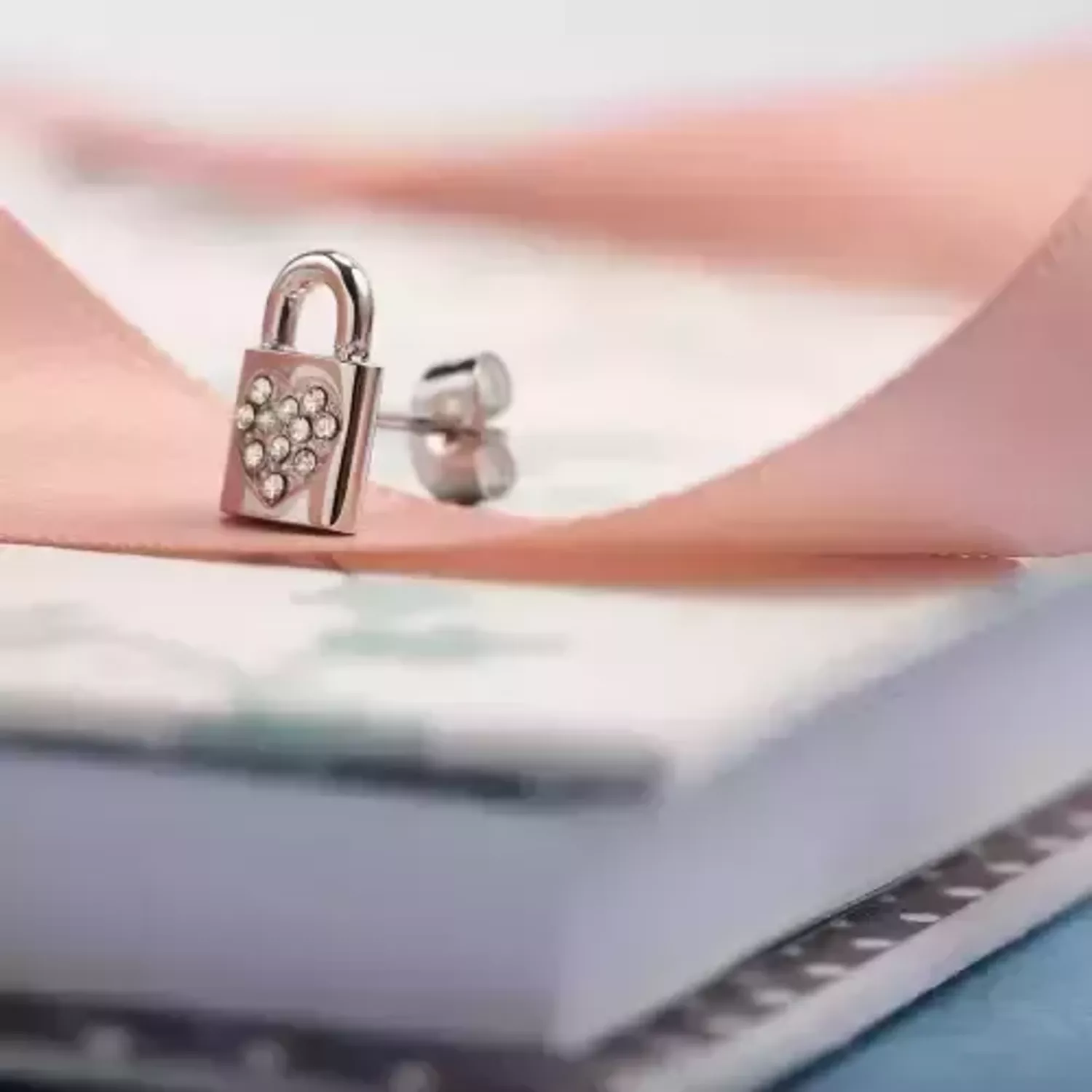 Kolczyk kłódka z cyrkoniami LA PETITE STORY LPS02ARQ12✓ Biżuteria stalowa ✓Jeden kolczyk ✓ Autoryzowany sklep✓ Kurier Gratis 24h✓ Gwarancja najniższej ceny✓ Zwrot 30 dni✓ Zapraszamy!.jpg