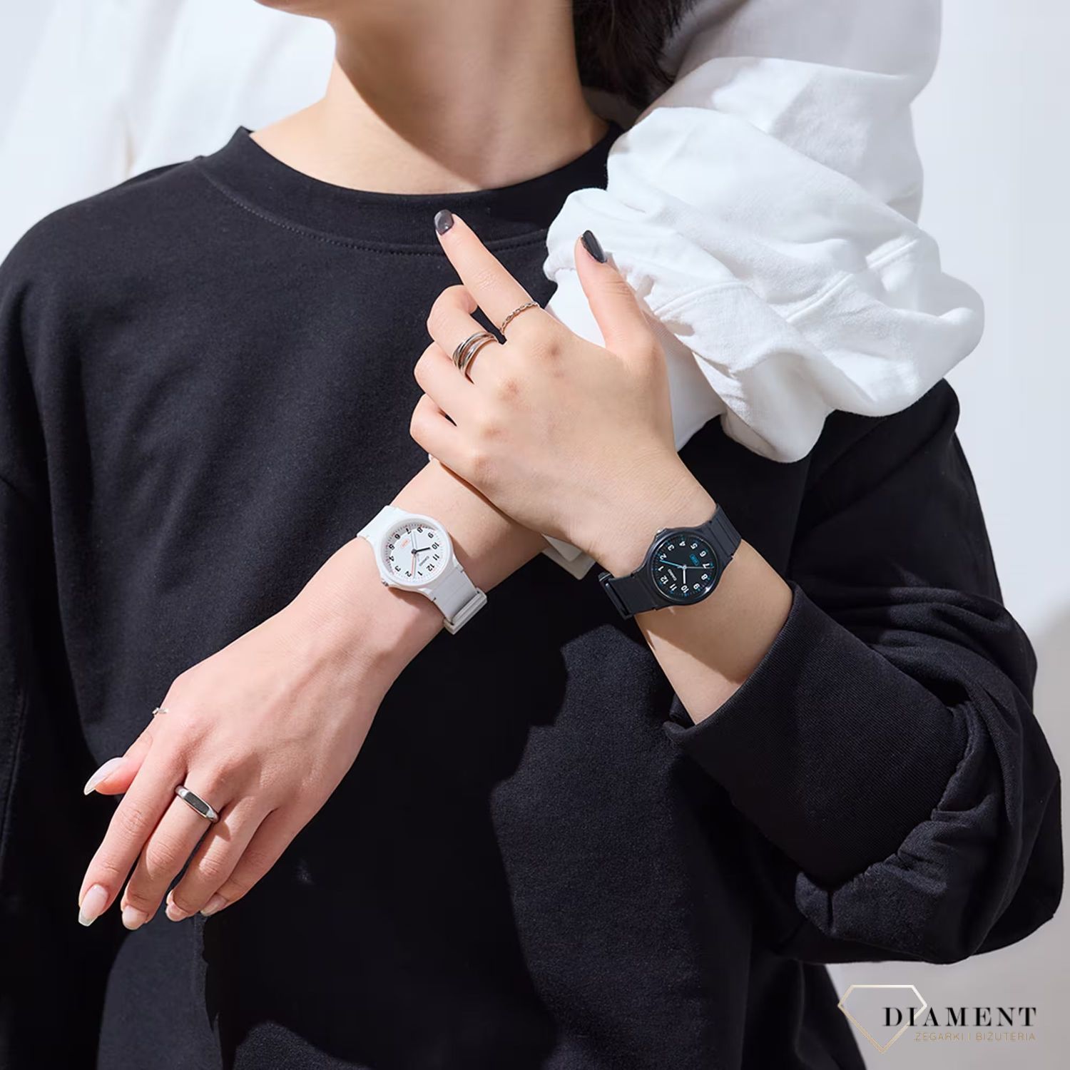 Zegarek Casio Classic na pasku LQ-24B-1BEF czarny z cyframi. Czarny mały zegarek. Minimalistyczny zegarek Casio. Tani zegarek Casio. Zegarek dziecięcy. Biały zegarek na lato. Zegarek z cyframi. CASIO Collection STANDARD. Zeg.jpg