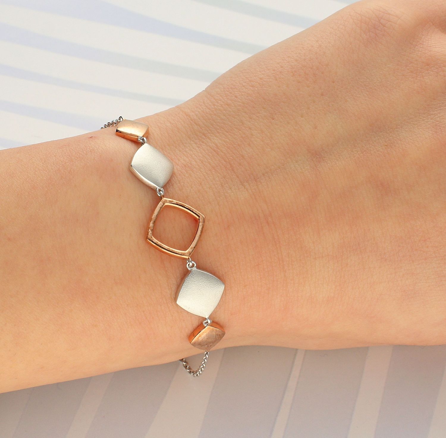 Bransoleta Infinity LSBK0002 kwadraciki.jpg