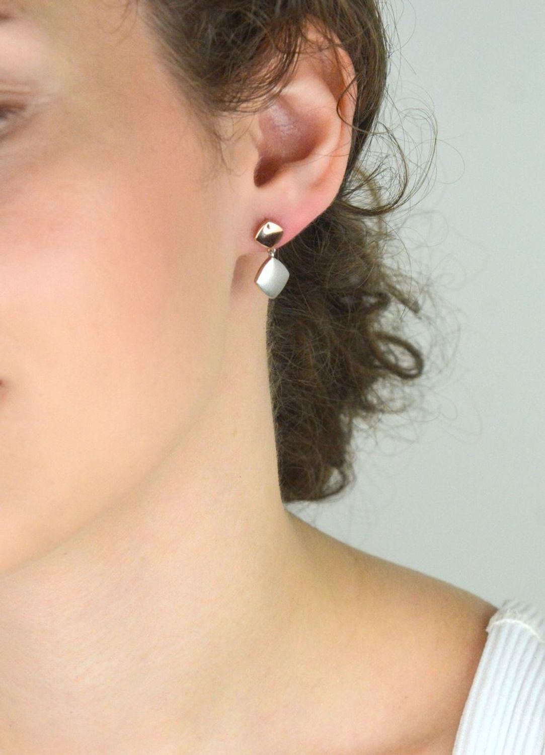 Srebrne kolczyki damskie próba 925, wiszące kwadraciki jeden pozłacany różowym złotem, drugi srebrny satynowy. Długość 2,0 cm, szerokość 1,0 cm, zapięcie na sztyft.1.jpg