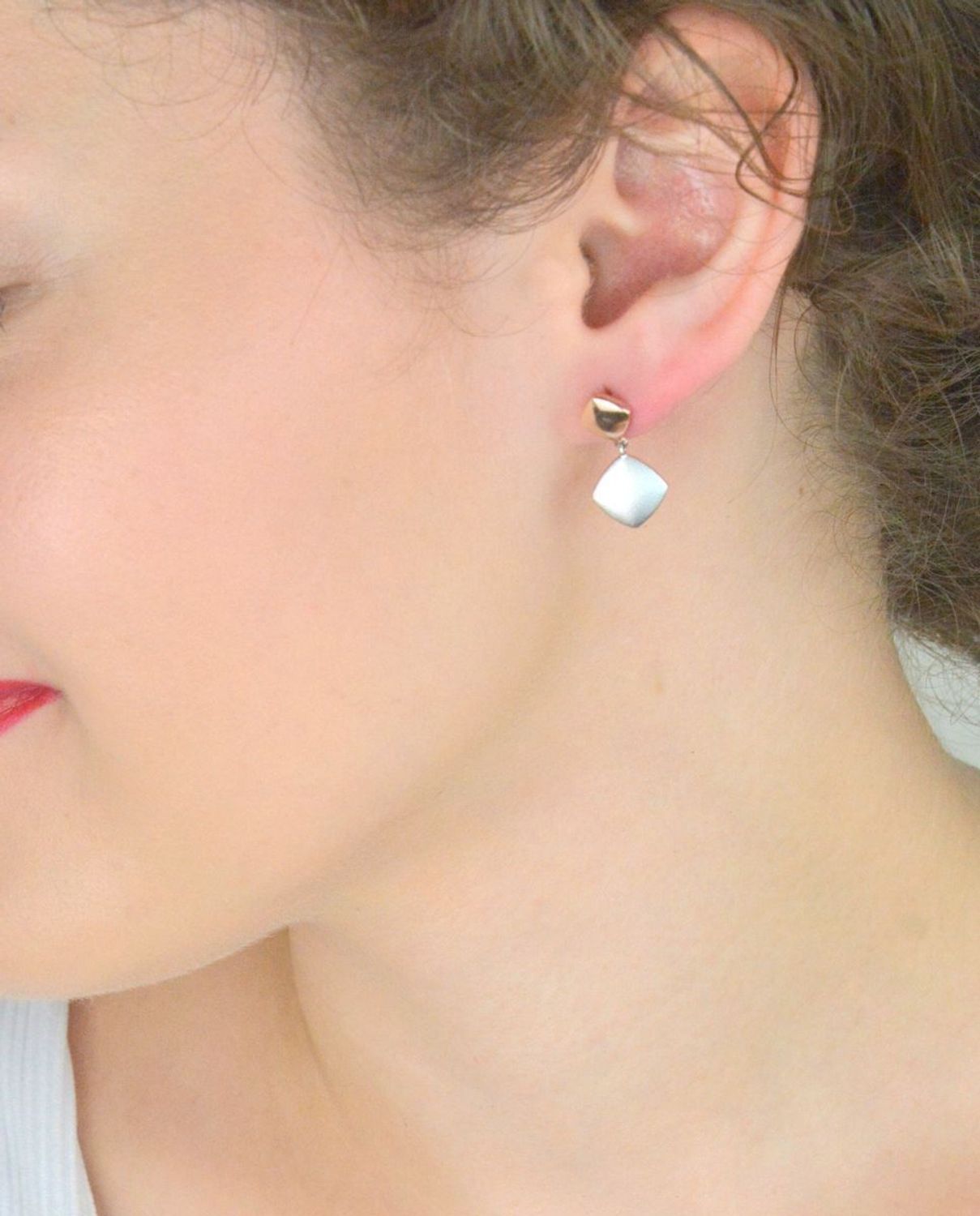 Srebrne kolczyki damskie próba 925, wiszące kwadraciki jeden pozłacany różowym złotem, drugi srebrny satynowy. Długość 2,0 cm, szerokość 1,0 cm, zapięcie na sztyft.1.jpg