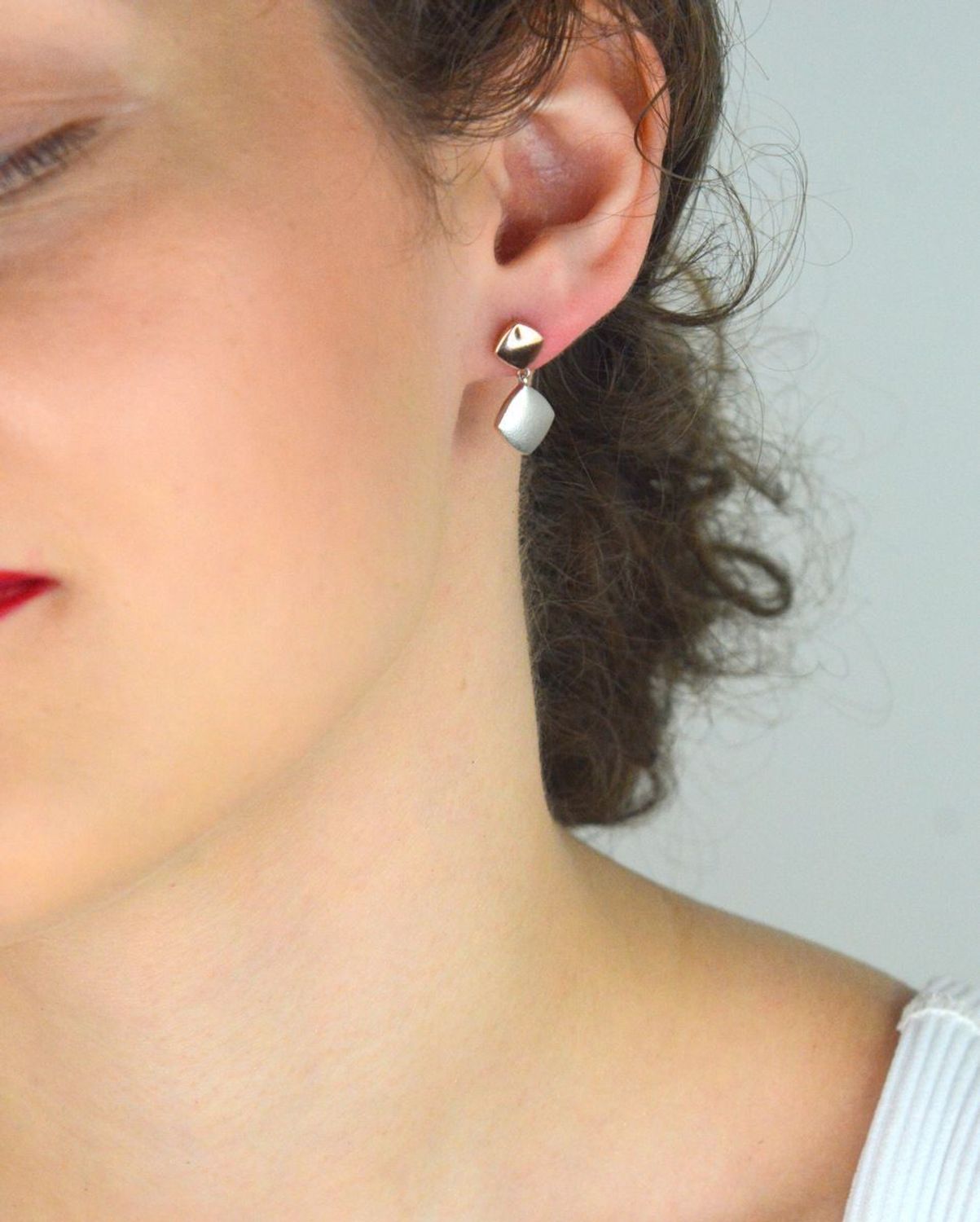 Srebrne kolczyki damskie próba 925, wiszące kwadraciki jeden pozłacany różowym złotem, drugi srebrny satynowy. Długość 2,0 cm, szerokość 1,0 cm, zapięcie na sztyft.1.jpg