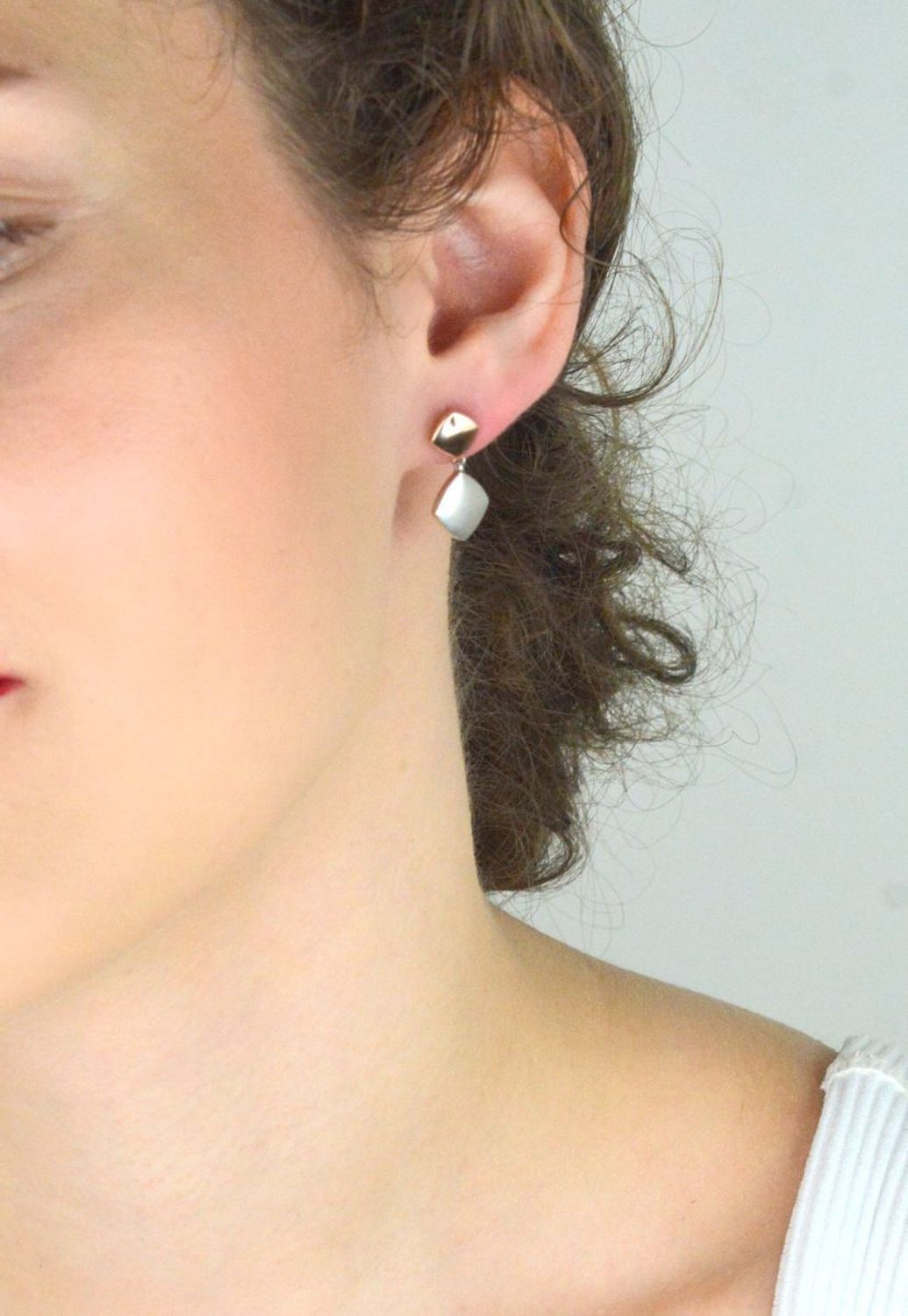 Srebrne kolczyki damskie próba 925, wiszące kwadraciki jeden pozłacany różowym złotem, drugi srebrny satynowy. Długość 2,0 cm, szerokość 1,0 cm, zapięcie na sztyft.1.jpg