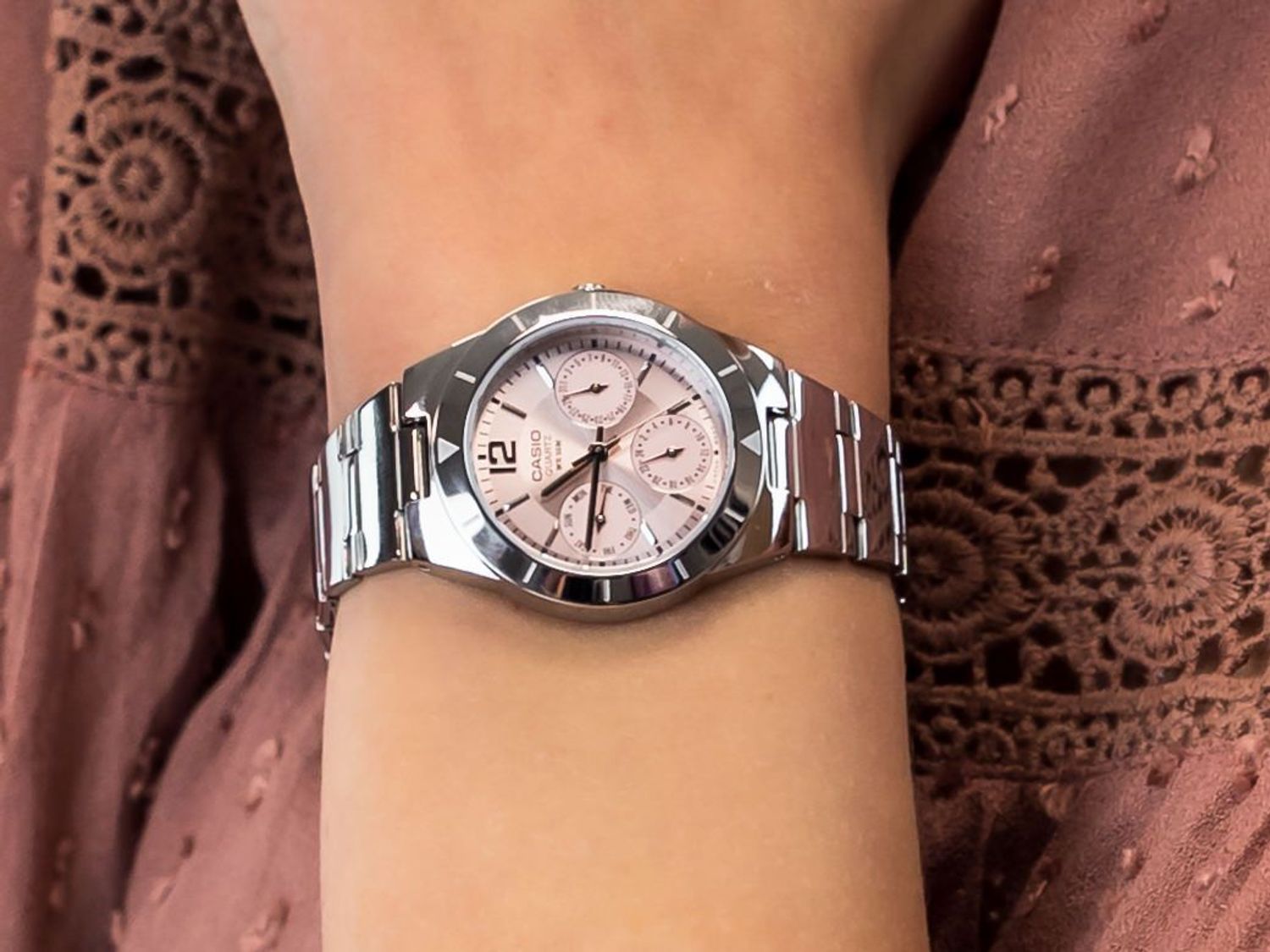 Zegarek damski CASIO LTP-2069D-4AVEG Wykonana ze stali szlachetnej srebrna koperta nadaje mu nowoczesnego wyglądu, doskonale harmonizująceg1.webp