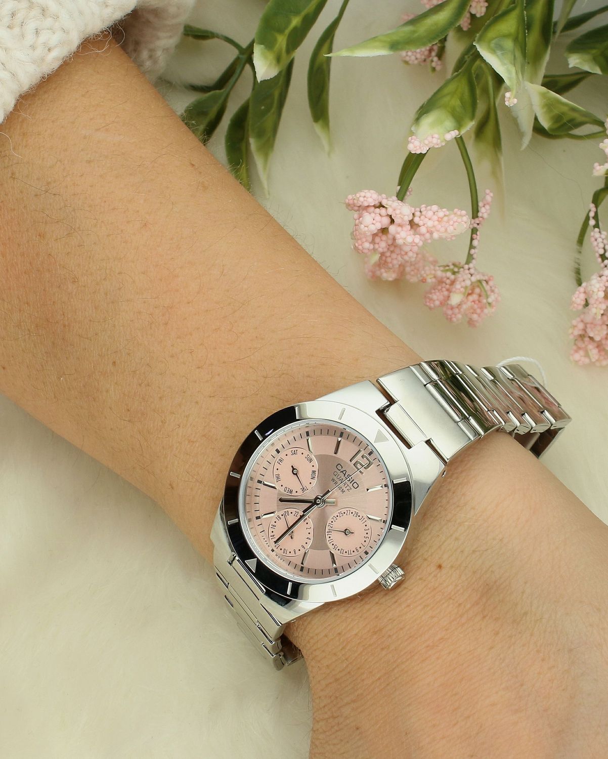 Zegarek damski CASIO LTP-2069D-4AVEG Wykonana ze stali szlachetnej srebrna koperta nadaje mu nowoczesnego wyglądu, doskonale harmonizująceg1.webp