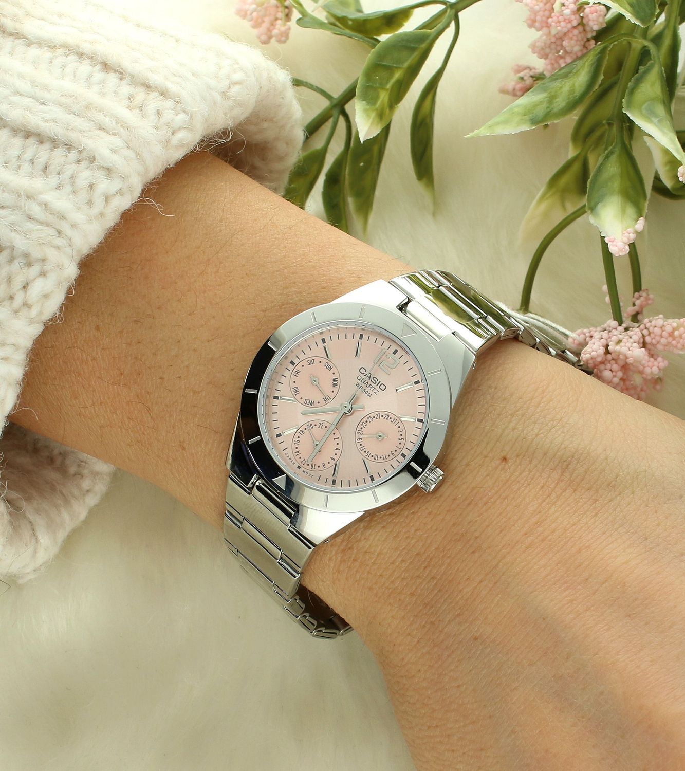 Zegarek damski CASIO LTP-2069D-4AVEG Wykonana ze stali szlachetnej srebrna koperta nadaje mu nowoczesnego wyglądu, doskonale harmonizująceg1.webp