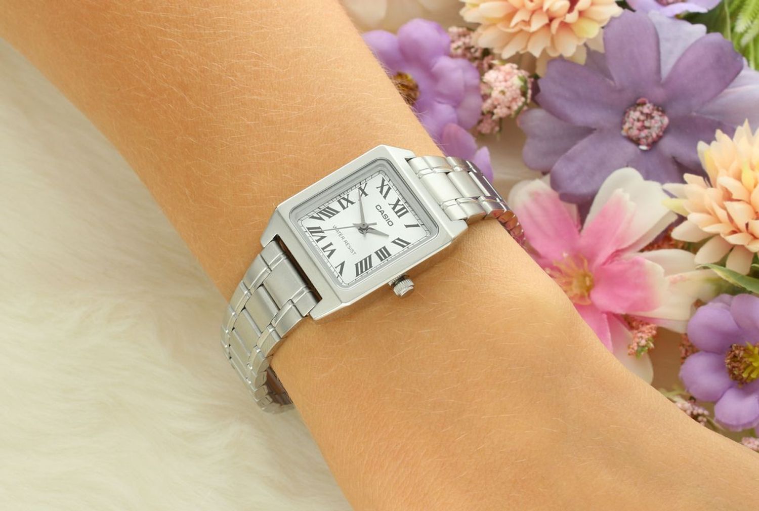 Zegarek damski Casio Classic LTP-B150D-7BEF. Zegarek damski Casio. Zegarek damski z prostokątną tarczą. Zegarek damski klasyczny Casio. Damski zegarek z rzymskimi cyframi. Damski zegarek Casio na prezent..jpg
