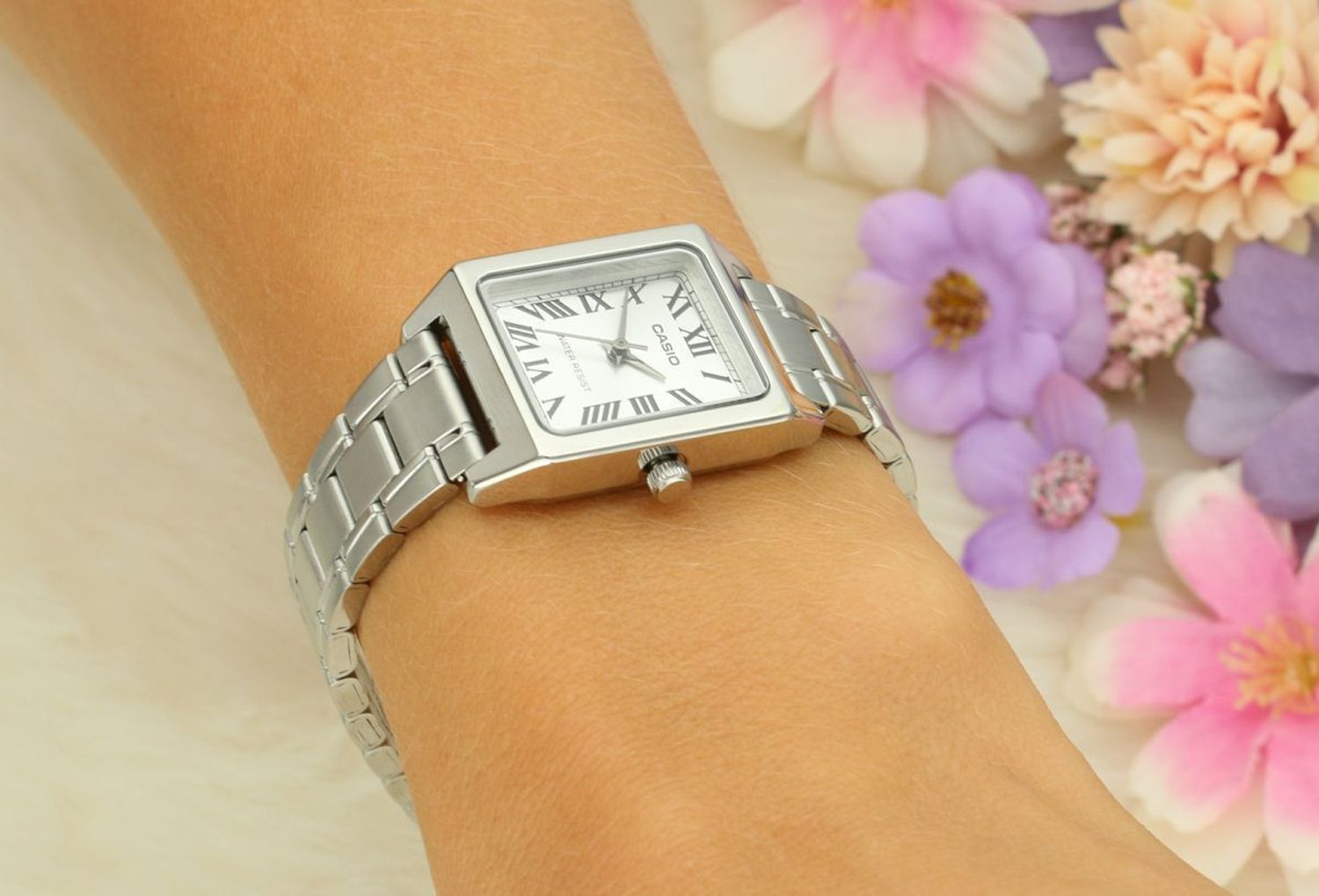 Zegarek damski Casio Classic LTP-B150D-7BEF. Zegarek damski Casio. Zegarek damski z prostokątną tarczą. Zegarek damski klasyczny Casio. Damski zegarek z rzymskimi cyframi. Damski zegarek Casio na prezent..jpg