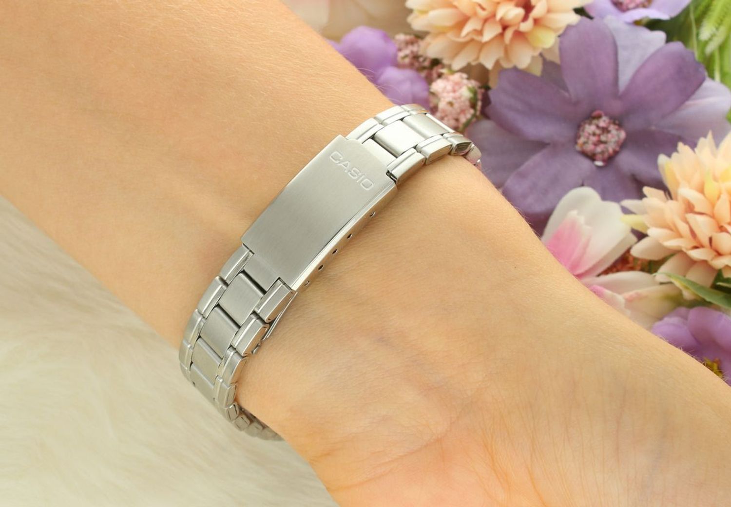 Zegarek damski Casio Classic LTP-B150D-7BEF. Zegarek damski Casio. Zegarek damski z prostokątną tarczą. Zegarek damski klasyczny Casio. Damski zegarek z rzymskimi cyframi. Damski zegarek Casio na prezent..jpg