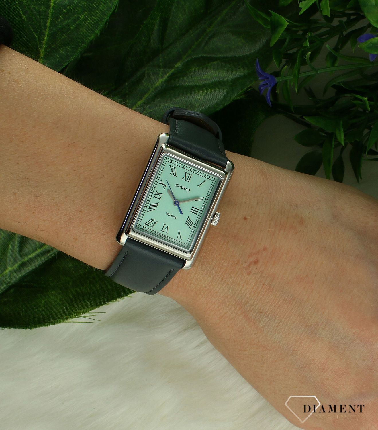 Zegarek damski Casio Classic LTP-B165L-2BVEF na szarym pasku. Zegarek damski klasyczny Casio. Zegarek Casio z rzymskimi cyframi. Zegarek z tarczą w kolorze Tiffany Blue. Zegarek damski klasyczny na pasku..jpg