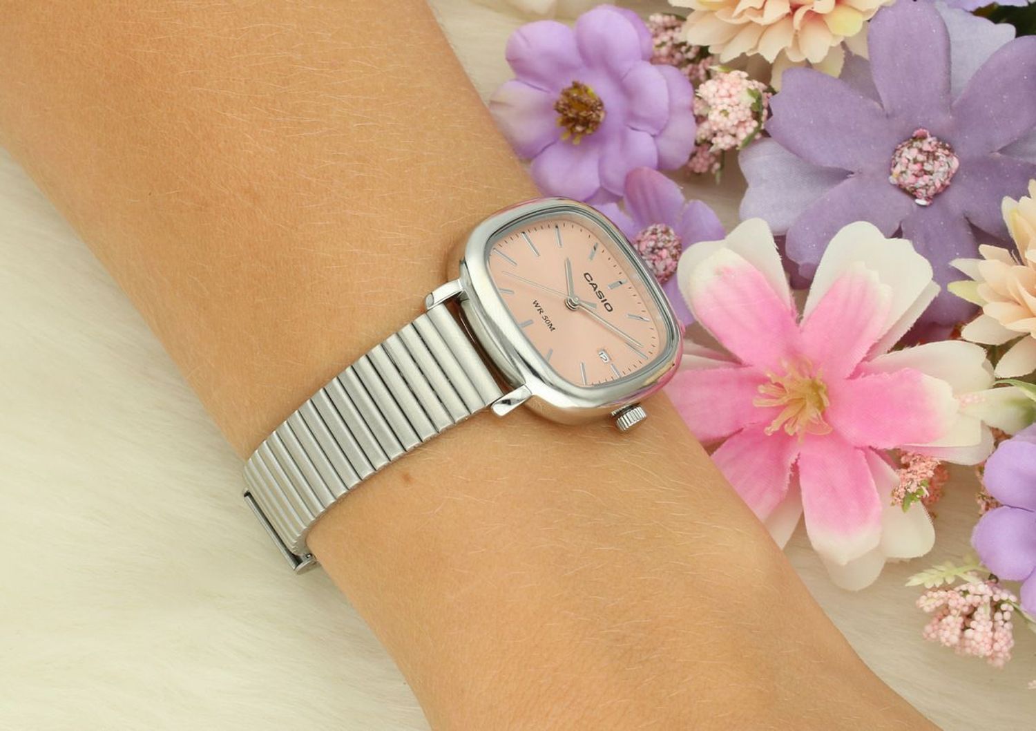 Stylowy zegarek damski Casio LTP-B166D-4AVEF – różowa tarcza, stalowa koperta i bransoleta, mechanizm kwarcowy, szkło mineralne, wodoszczelność 5 ATM. Elegancja i funkcjonalność na co dzień.1.webp