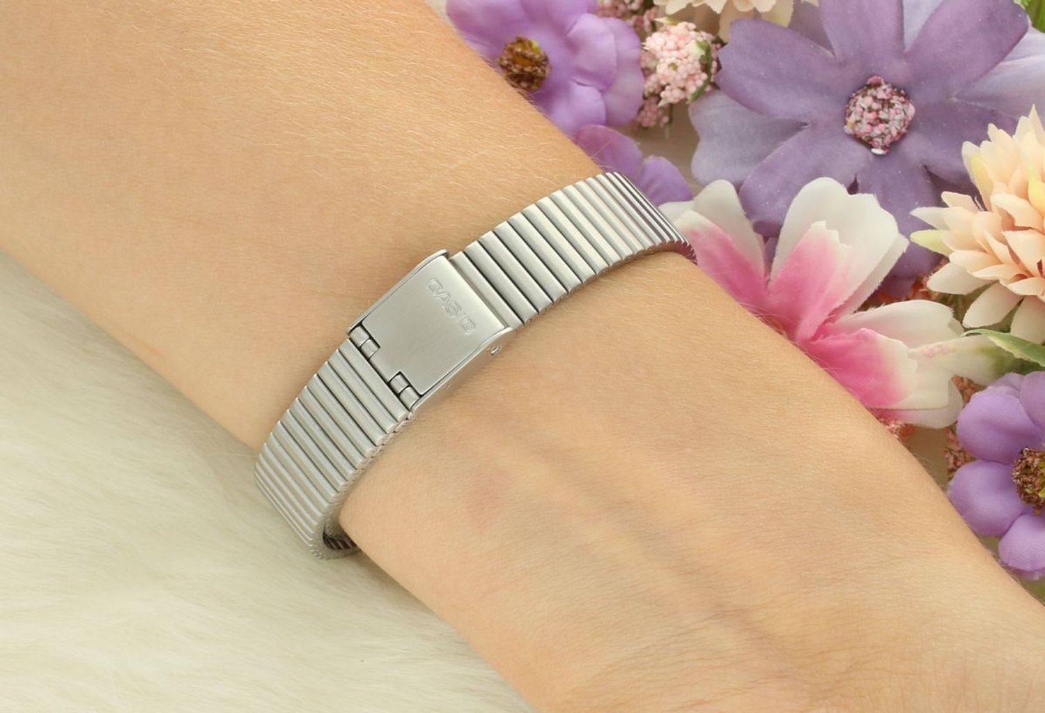 Stylowy zegarek damski Casio LTP-B166D-4AVEF – różowa tarcza, stalowa koperta i bransoleta, mechanizm kwarcowy, szkło mineralne, wodoszczelność 5 ATM. Elegancja i funkcjonalność na co dzień.1.webp