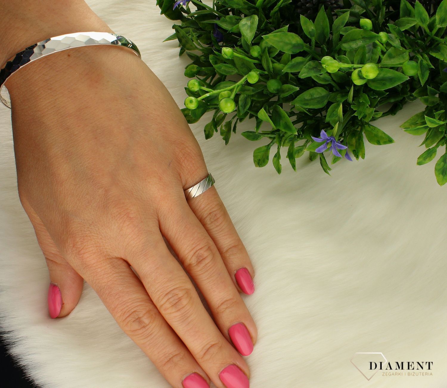 Srebrna obrączka grawerowana 6 mm srebro 925 LUX17A.  Prostota oraz elegancja, która nigdy nie wychodzi z mody. Grawerowana obrączka przypadnie do gustu miłośniczkom stonowanych dodatków. Efektowna, błyszcząca powierzchni sreb.jpg