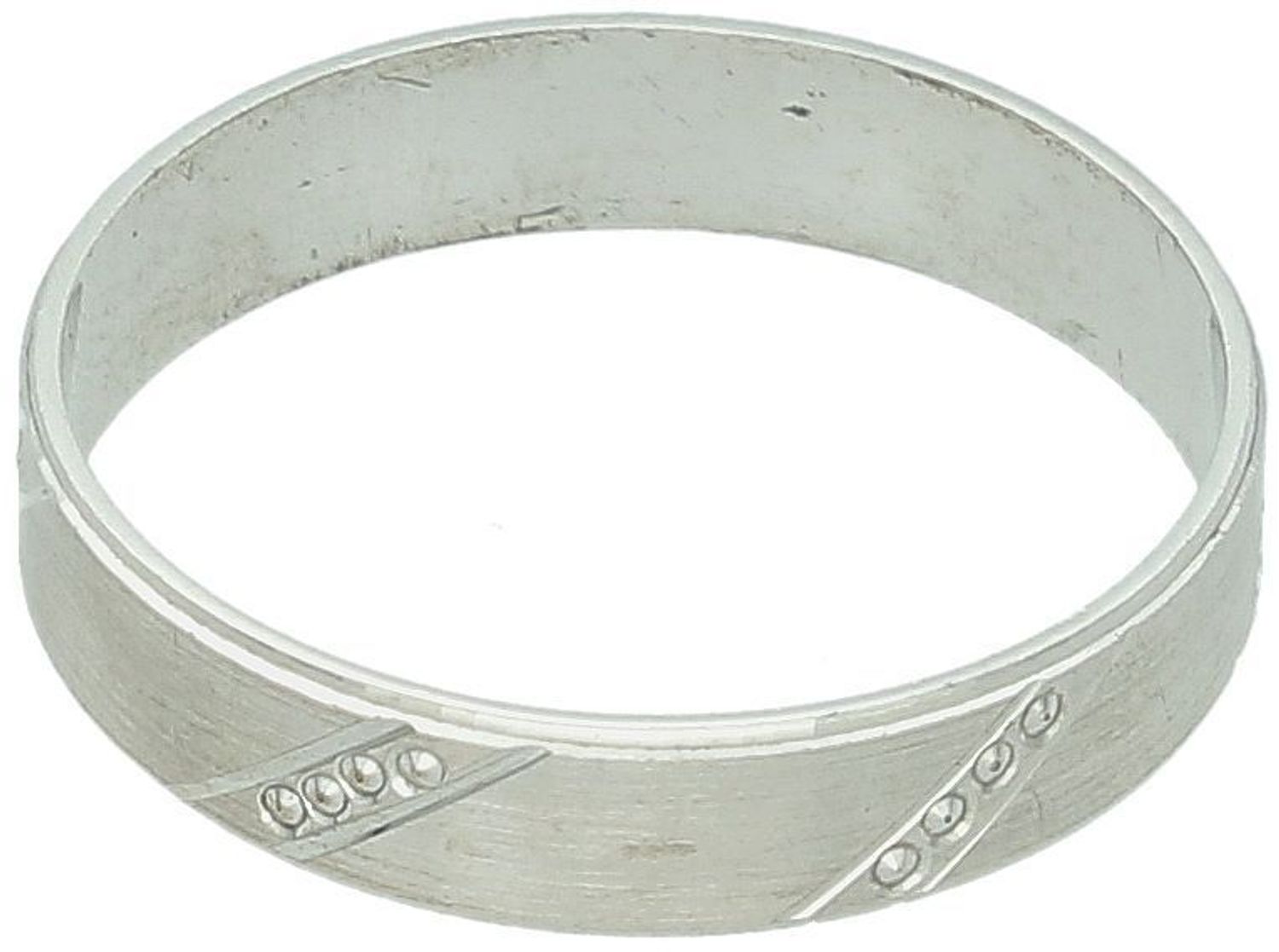 Srebrna obrączka LUX24 próby 925, rozmiar 28. Szerokość 5 mm, waga 2,61 g. Skośne cięcie z dekoracją z kuleczek – nowoczesny i subtelny wzór. Idealna na prezent lub do codziennego noszenia.1.jpg