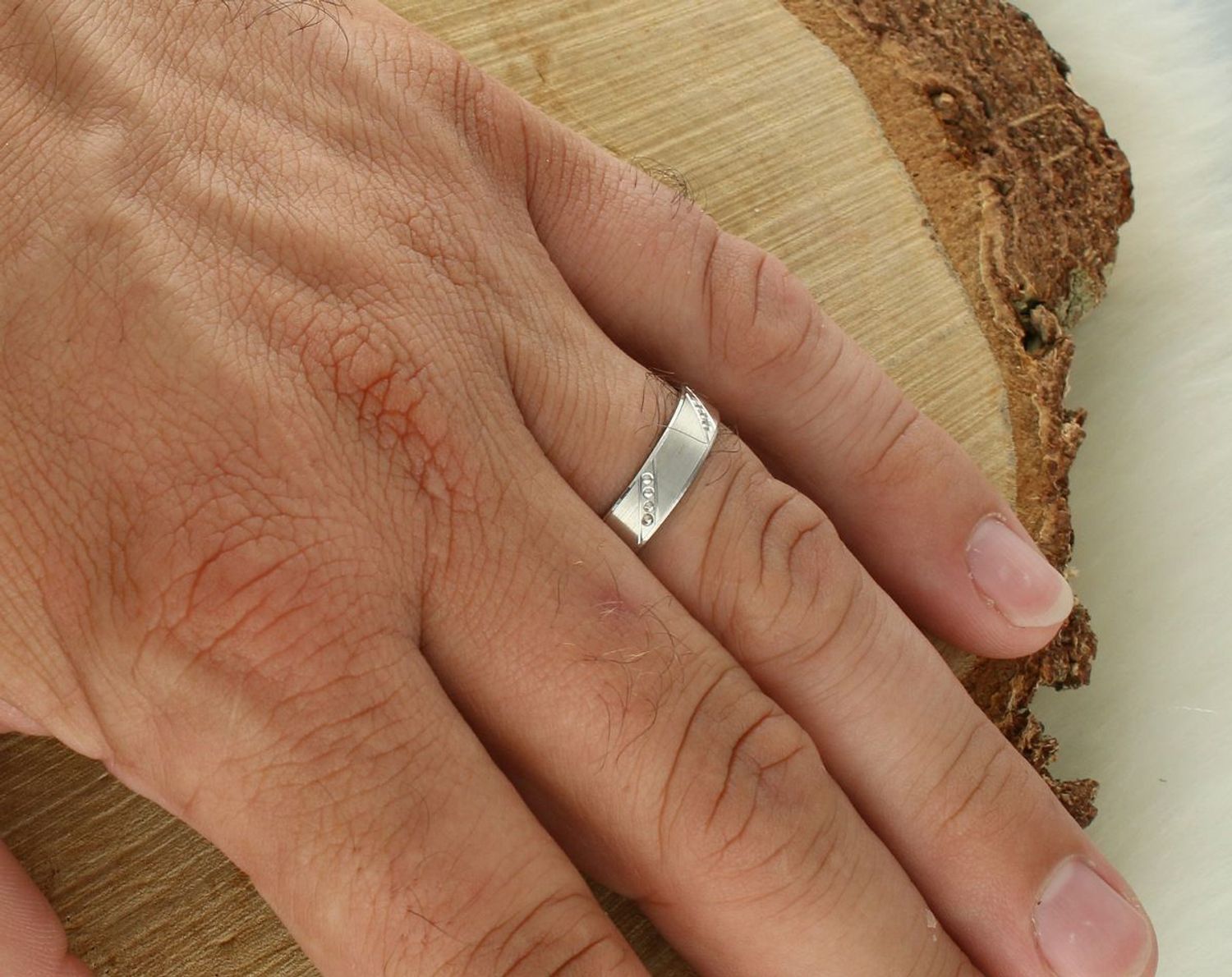 Srebrna obrączka LUX24 próby 925, rozmiar 28. Szerokość 5 mm, waga 2,61 g. Skośne cięcie z dekoracją z kuleczek – nowoczesny i subtelny wzór. Idealna na prezent lub do codziennego noszenia.1.jpg