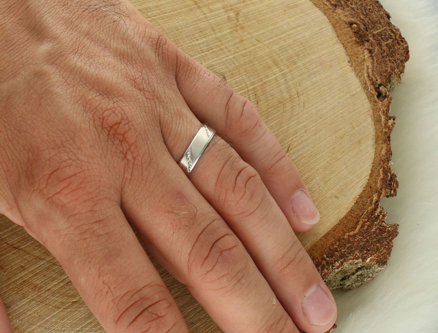 Srebrna obrączka LUX24 próby 925, rozmiar 28. Szerokość 5 mm, waga 2,61 g. Skośne cięcie z dekoracją z kuleczek – nowoczesny i subtelny wzór. Idealna na prezent lub do codziennego noszenia.1.jpg