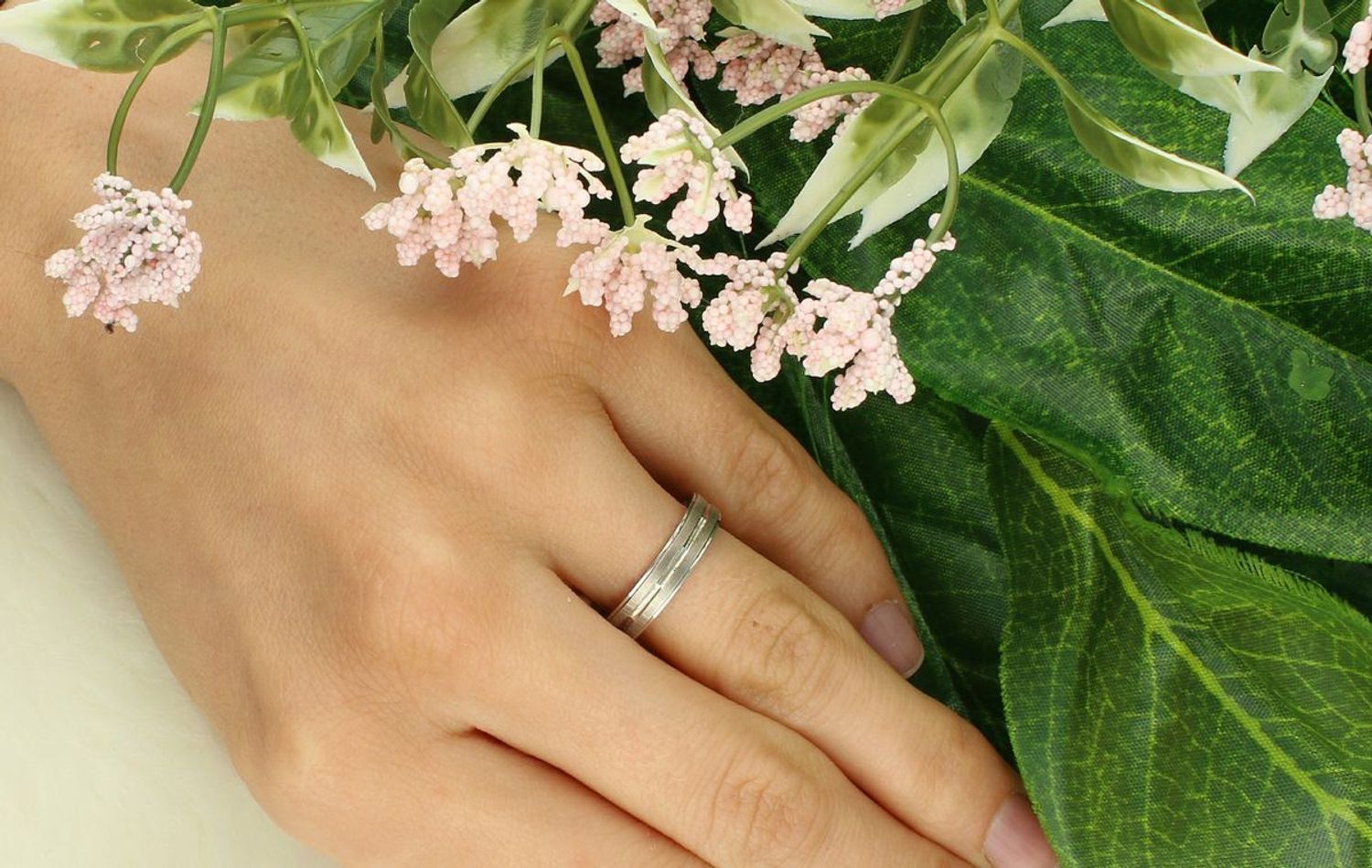 Damska obrączka LUX25 wykonana ze srebra próby 925, rozmiar 14, waga 2,17 g. Subtelne satynowe wykończenie i ozdobny wzór nadają jej elegancji i wyjątkowego charakteru.1.jpg