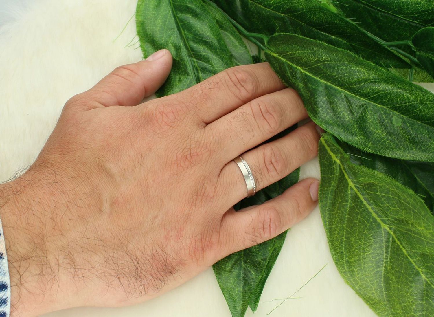 Satynowa obrączka LUX26 ze srebra próby 925 z ozdobnym rzędem kuleczek, rozmiar 29, szerokość 5 mm, waga 3,21 g. Stylowa i elegancka biżuteria z nowoczesnym akcentem.1.jpg