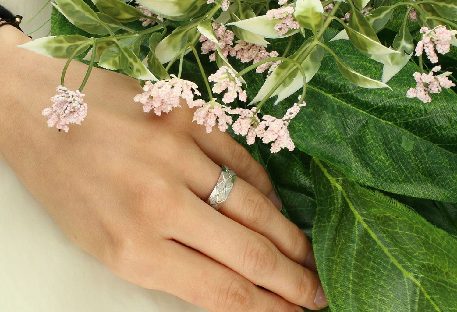 Elegancka damska obrączka LUX27 wykonana ze srebra próby 925, zdobiona kuleczkami, szerokość 6 mm, waga 3,15 g. Stylowa i nowoczesna propozycja dla kobiet ceniących nietuzinkowy design.1.jpg