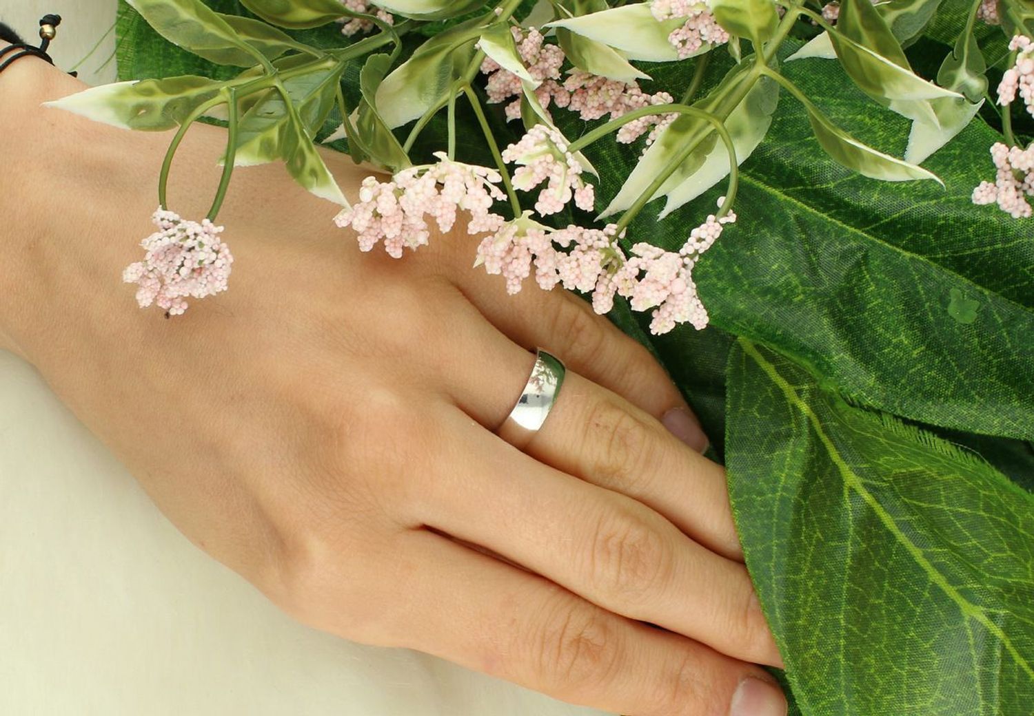 Elegancka damska obrączka LUX29 wykonana ze srebra próby 925. Gładkie wykończenie, szerokość 6 mm, waga 1,96 g – idealna dla kobiet ceniących prostotę i klasyczny styl.1.jpg