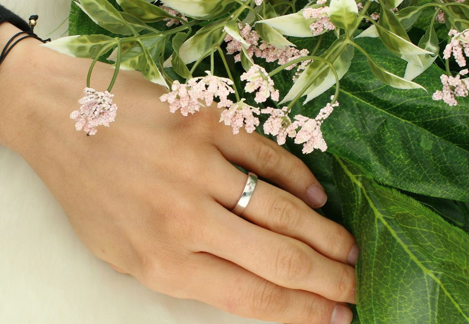 Delikatna srebrna obrączka LUX30 dla kobiet, wykonana ze srebra próby 925. Szerokość 4 mm, rozmiar 10, waga 1,81 g. Klasyka w lekkim i eleganckim wydaniu.1.jpg