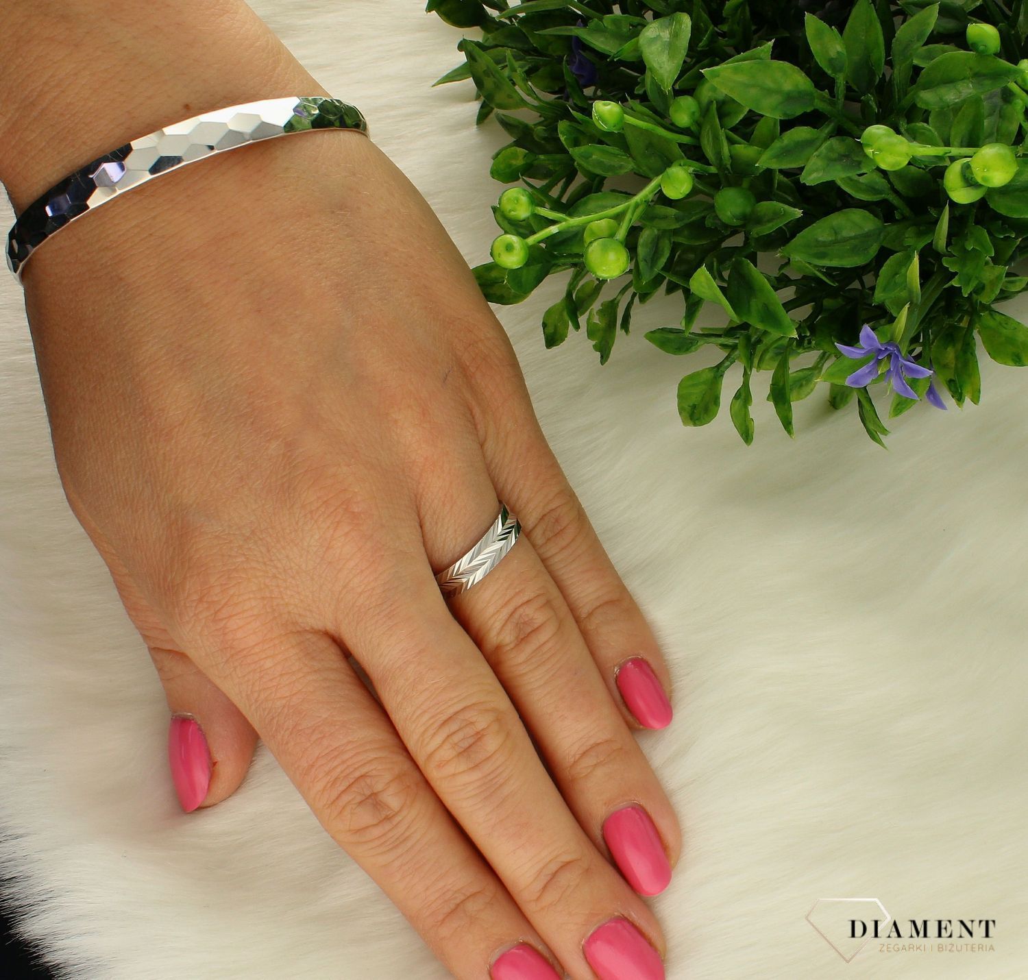 Srebrna obrączka grawerowana 5 mm srebro 925 LUX37. Srebrno w minimalistycznym stylu wspaniale prezentuje się na dłoni solo lub w połączeniu z  (2).jpg