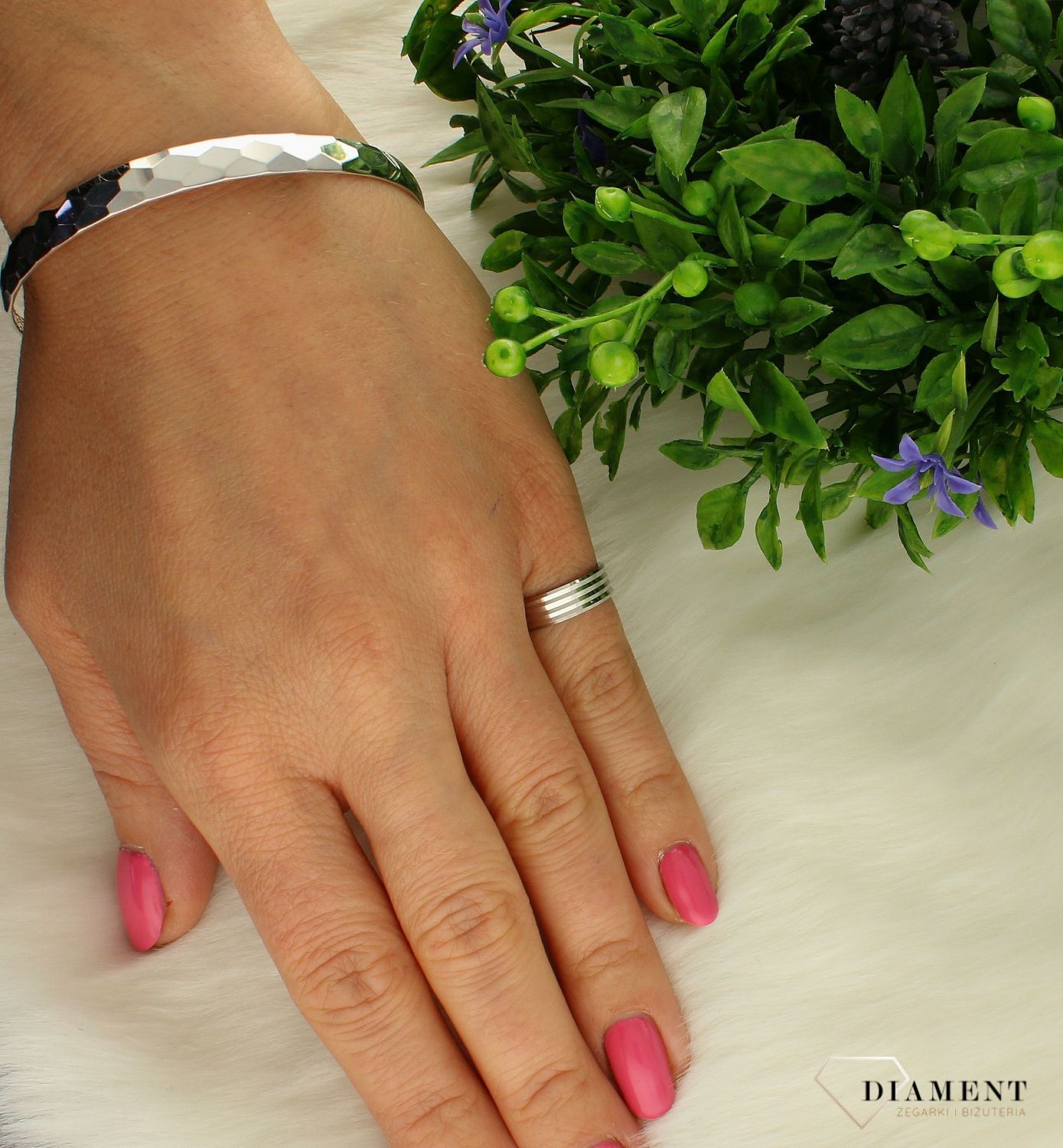 Srebrna obrączka grawerowana 5 mm srebro 925. Klasyka oraz minimalizm. Prostota oraz elegancja, która nigdy nie wychodzi z mody. Grawerowana obrączka przypadnie do gustu miłośniczkom stonowanych dodatków. Efektowna, błyszcz (1).jpg