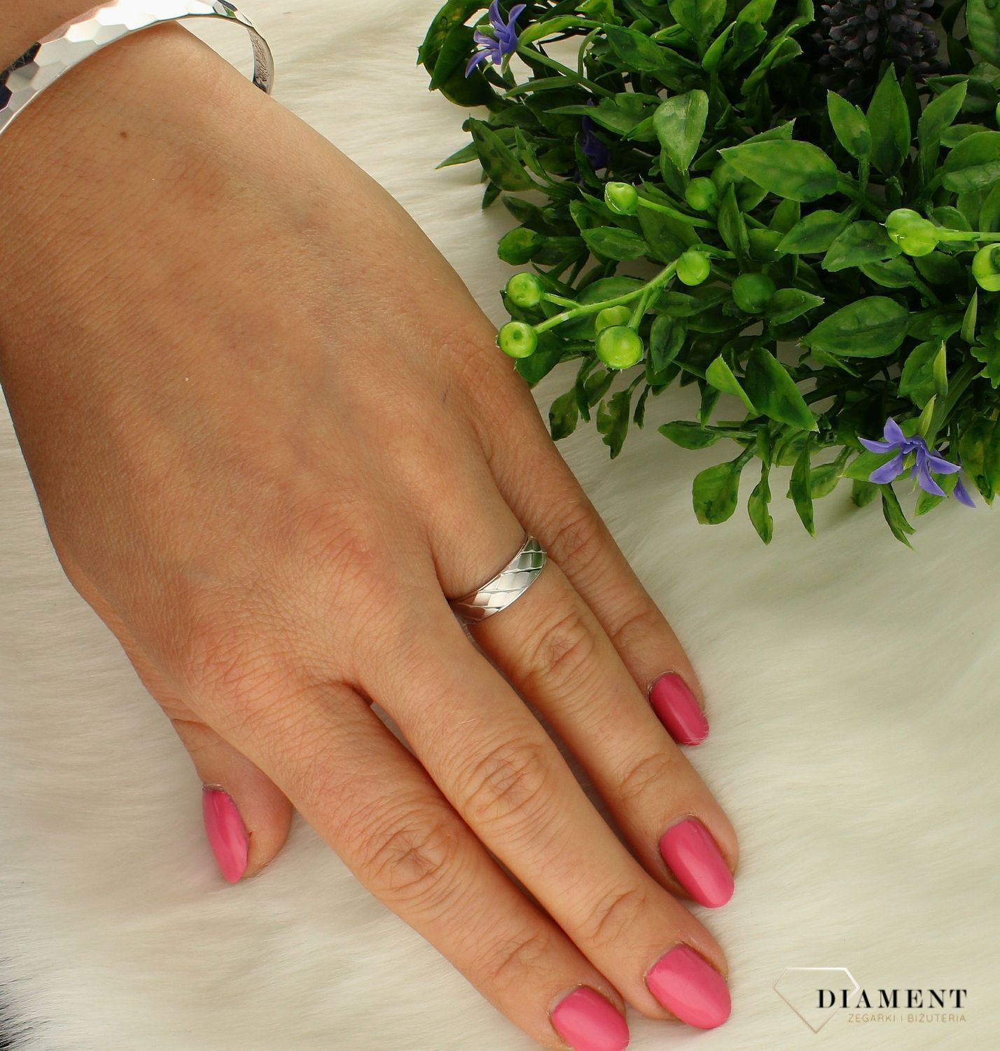 Srebrna obrączka grawerowana 5 mm srebro 925 LUX39.  Grawerowana obrączka przypadnie do gustu miłośniczkom stonowanych dodatków. Efektowna, błyszcząca powierzchni srebra pięknie komponuje się z prostą forma obrączk (2).jpg