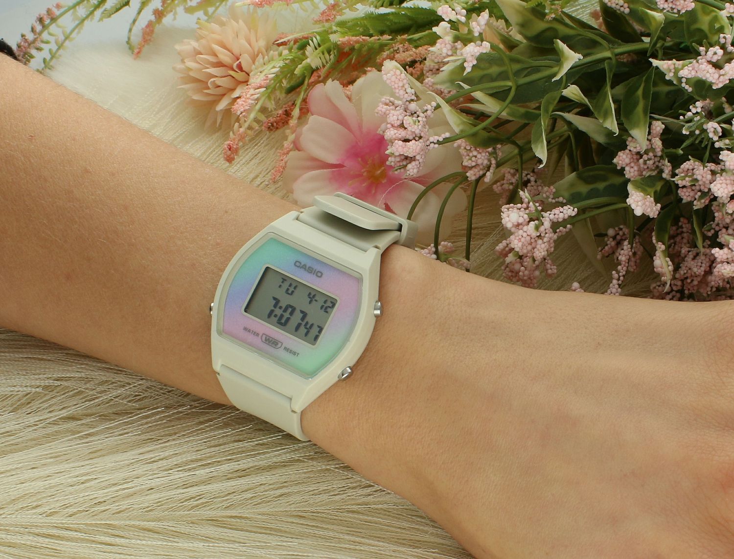 Zegarek Casio Vintage Digital beżowy LW-205H-8AEF.  Zegarek dziecięcy Casio. Elektroniczny zegarek damski. Zegarek z beżowym paskiem. Zegarek na prezent. Zegarek na komunię. Modny zegarek dla kobiety..jpg