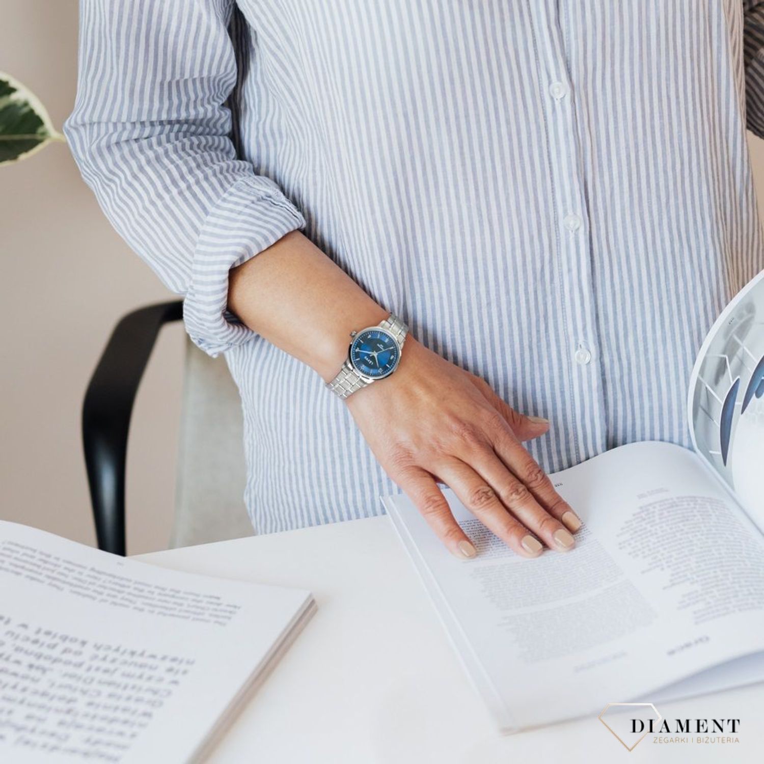 Zegarek damski stalowy Lavvu klasyczny na granatowej tarczy. Zegarek damski Lavvu klasyczny na stalowej bransolecie LWL5061 wyposażony jest w kwarcowy mechanizm, zasilany za pomocą baterii. Posiada bardzo wysoką dokład.jpg