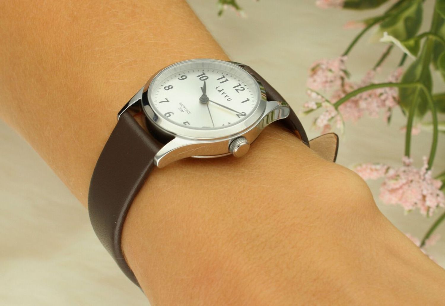 Zegarek damski stalowy Lavvu klasyczny na brązowym pasku LWL5071. Zegarki damskie czeskiej marki LAVVU charakteryzują się niespotykaną trwałością i najwyższej jakości materiałami. Do produkcji czasomierzy, wybrano hipo.jpg