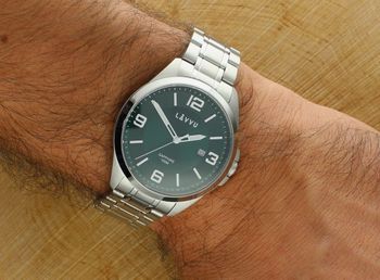 LAVVU HERNING Green – męski zegarek ze szafirowym szkłem, stalową kopertą i bransoletą w zielono-srebrnym wykończeniu. Elegancki, sportowy, wodoodporny 10 ATM, z datownikiem.3.jpg