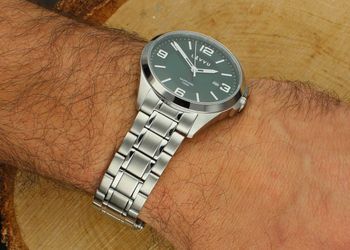 LAVVU HERNING Green – męski zegarek ze szafirowym szkłem, stalową kopertą i bransoletą w zielono-srebrnym wykończeniu. Elegancki, sportowy, wodoodporny 10 ATM, z datownikiem.4.jpg