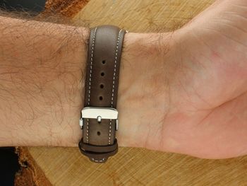 Elegancki zegarek męski LAVVU LWM0095 z szafirowym szkłem, stalową kopertą, brązowym paskiem ze skóry oraz wodoodpornością 100M. Klasyczny design i precyzyjny mechanizm kwarcowy.4.jpg