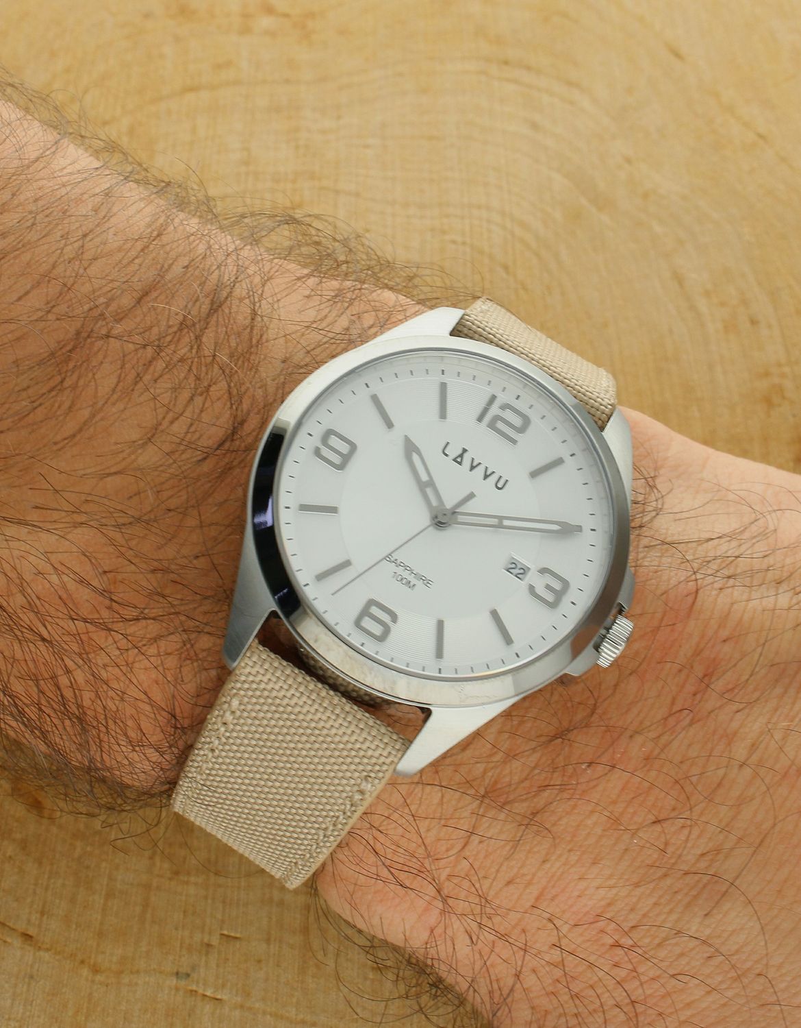 Zegarek Lavvu ze szkłem szafirowym HERNING Grey LWM0098 Modny zegarek, który został stworzony z myślą o mężczyznach poszukujących inspiracji do codziennych stylizacji. Szafirowe szkło, pasek skórzano parciany w kolorze.jpg