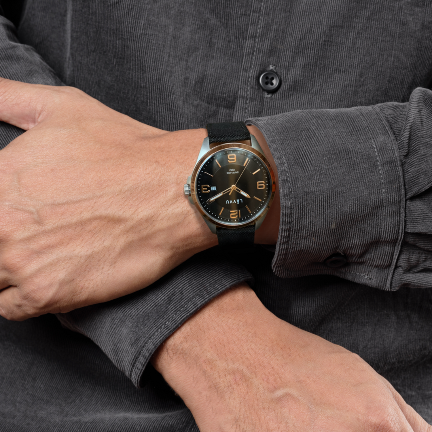 12 Zegarek męski ze szkłem szafirowym LAVVU Herning LWM0099. Zegarek ze szkłem szafirowym. zafirowe szkło, pasek skórzano parciany w kolorze czarnym oraz czarna tarcz to modne połączenie pasujące do każdego mężczyzny. 1.jpg