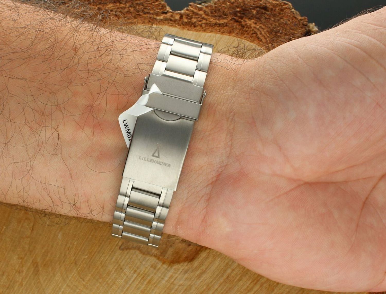 LAVVU TITANIUM LILLEHAMMER Blue – męski zegarek tytanowy ze szkłem szafirowym, wodoodporny 100M, z datownikiem. Lekki, hipoalergiczny i elegancki, idealny do codziennego i sportowego użytku.1.jpg