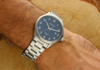 LAVVU TITANIUM LILLEHAMMER Blue – męski zegarek tytanowy ze szkłem szafirowym, wodoodporny 100M, z datownikiem. Lekki, hipoalergiczny i elegancki, idealny do codziennego i sportowego użytku.3.jpg