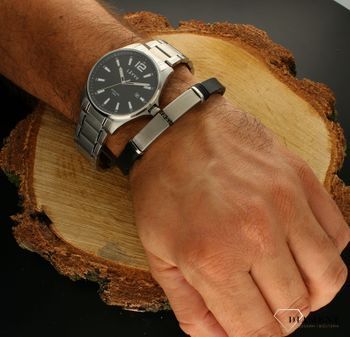 Zegarek ze szkłem szafirowym ​LAVVU Nordkapp LWM0162. Minimalistyczny i modny zegarek męski najwyższej jakości, który jest funkcjonalny i posiada kilka unikalnych rzeczy takich jak szkło szafirowe, świecące cyfry, wodoszczelno.jpg