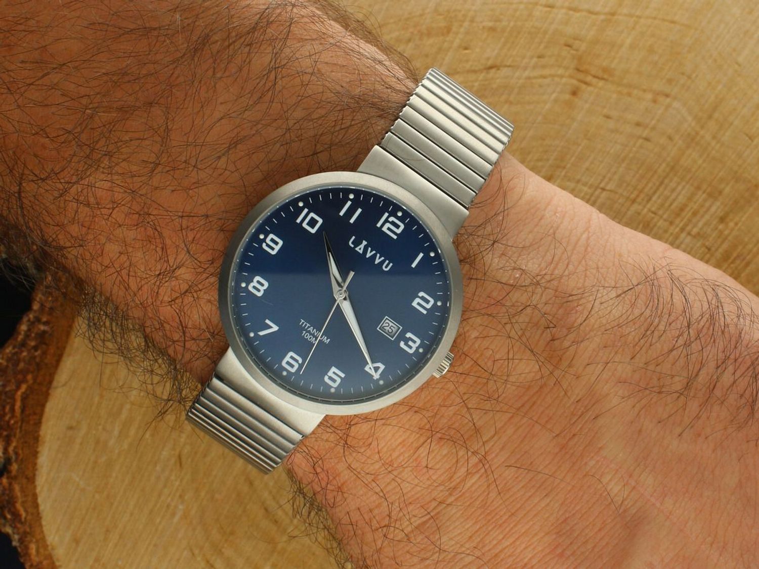 LAVVU LUNDEN Blue Titanium – lekki, hipoalergiczny zegarek męski z tytanu. Wodoszczelność 100M, rozciągana bransoleta bez zapięcia, wskaźnik daty i hartowane szkło mineralne. 1.jpg